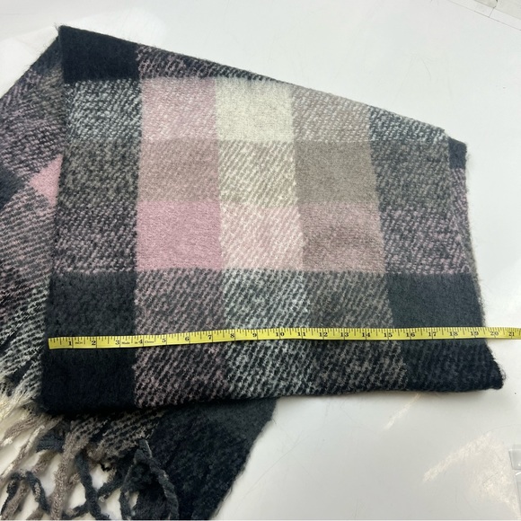 Max Studio women’s red pink plaid soft scarf L60-14 - Picture 2 of 3